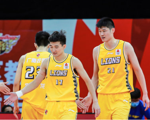 孙铭徽、胡金秋第三节合砍23分，广厦单节净胜广东15分