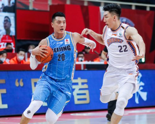 表现亮眼！翟晓川全场砍下22分15篮板4助攻