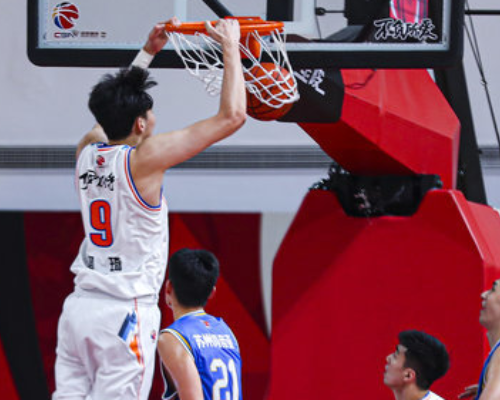 日常操作！周琦上半场砍下18分8篮板2抢断
