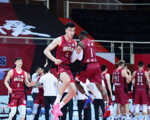 首秀！吉布森全场得到21分2篮板6助攻3抢断
