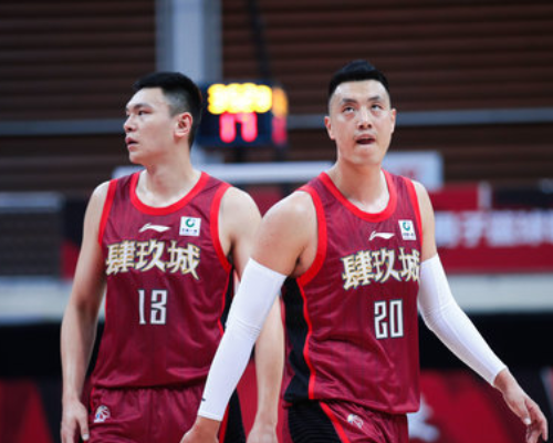 翟晓川、方硕和朱彦西合计贡献54分，命中11记三分球