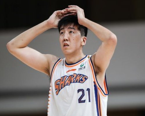 化身内线巨无霸！宗赞上半场砍下18分7篮板