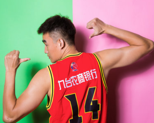 高效发挥未能救主!张彪17投11中砍下25分