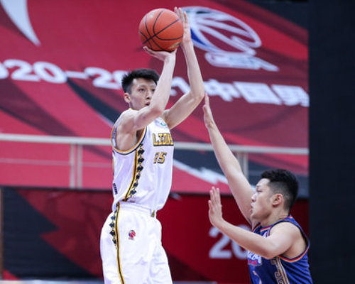 发挥出色！赵岩昊上半场10投7中砍下19分