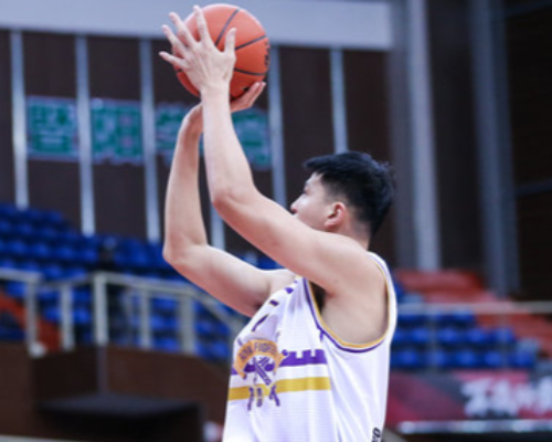 超级高效率！俞长栋全场13投12中砍下26分12篮板