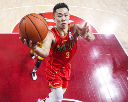 篮板创赛季新高!贺希宁砍下18分13篮板3助攻2抢断
