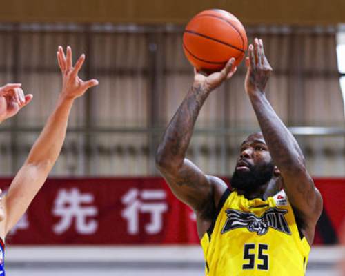 28分13篮板10助攻！琼斯获得本赛季的第6次三双