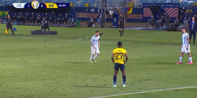 流言板梅西任意球开出冈萨雷斯头球攻门被扑出补射再次被挡