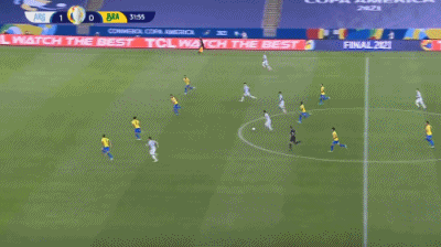 [流言板]梅西中圈带球长途奔袭,倒地攻门皮球擦柱而出