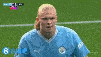 庆祝进球的时候拉着你自拍的是谁�？福登
：不认识
，随便找的人