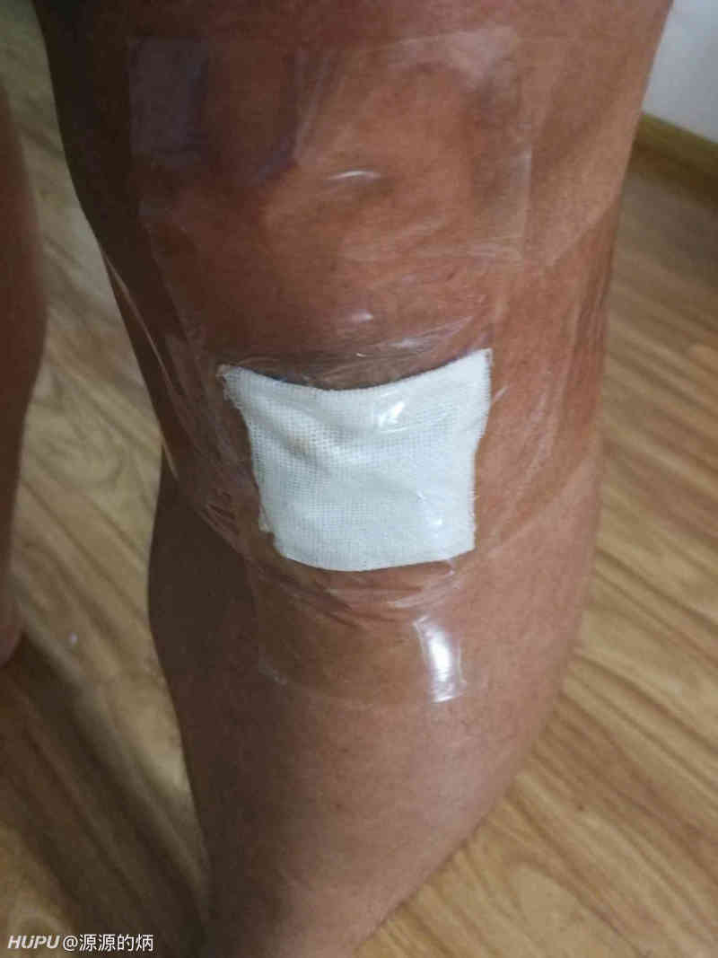 各位jrs,夏天踢球腿蹭破一大片,你们是怎么洗澡的,我只能上透明胶帮忙