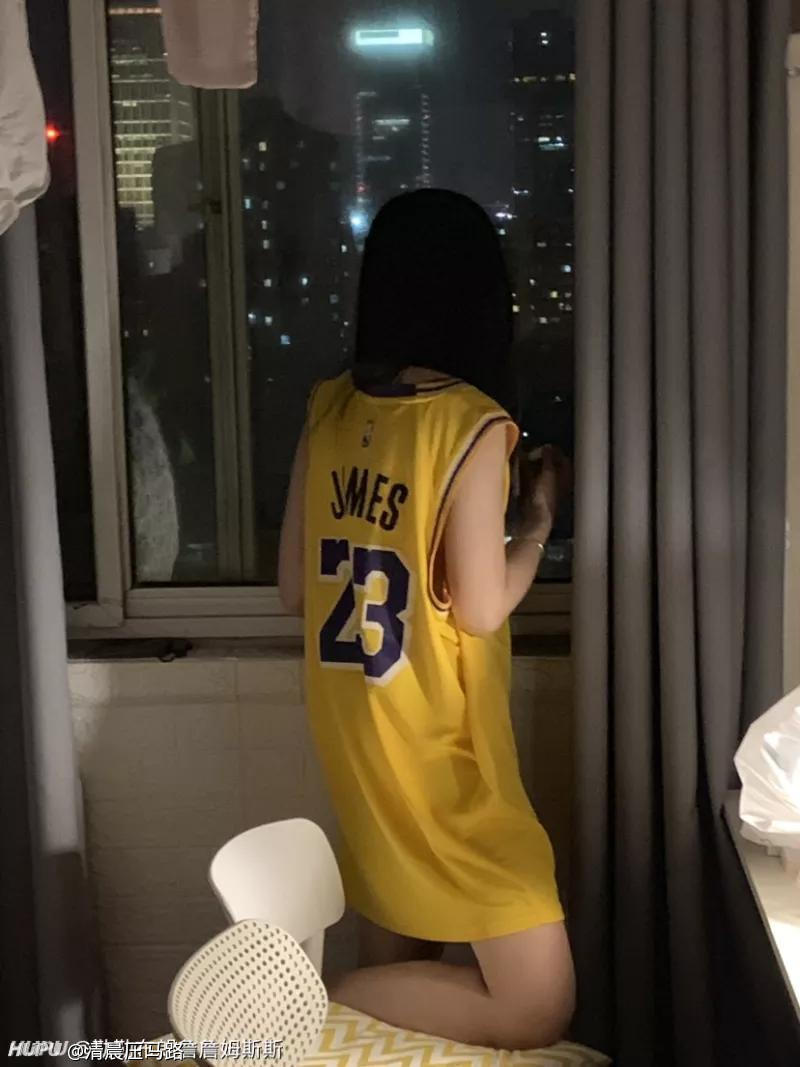 有没有这个无水印的,或者穿球衣的女生壁纸