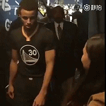 求一张阿耶莎在球员通道为失落的库里撒花的gif
