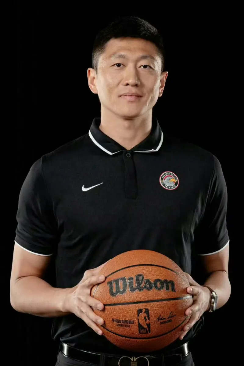 据球圈赵探长传吉林男篮教练组调整李昂指导将担任球队主教练。李昂指导曾在CBA北京首钢俱乐部工作随后留洋加盟NBA发展联盟天鹰队目前担任中国男篮助教。
