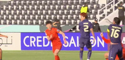 雙方均有動作向余望禁區(qū)倒地，裁判吹罰進攻犯規(guī)