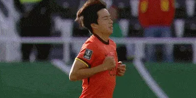 中國隊半場換人，張璦琿、李鎮(zhèn)全登場