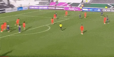 彭嘯解圍失誤打向自家球門，李昊示意其提高注意力