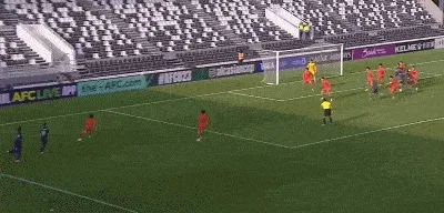 烏薩馬最后碰到皮球誤判給泰國(guó)角球，威參禁區(qū)射門(mén)被封堵