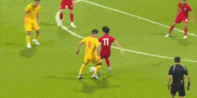 黄嘉辉造点_张玉宁点射破门_国足2-0新加坡