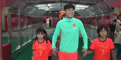 武磊百场仪式_携手两个儿女进场