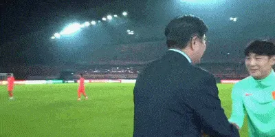 宋凯主席授予武磊百场奖杯_邵佳一教练授予百场纪念球衣 - kaiyunapp