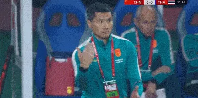 邵佳一场边叫过来杨希强调战术_随后角球朱辰杰头球顶偏