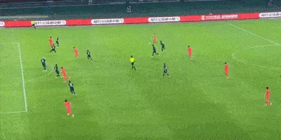 杨希外围传中_张玉宁头球顶偏