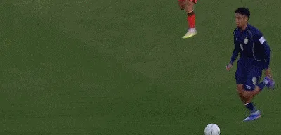 烏薩馬失誤裁判再度誤判給泰國(guó)邊線(xiàn)球，中國(guó)教練席因此染黃