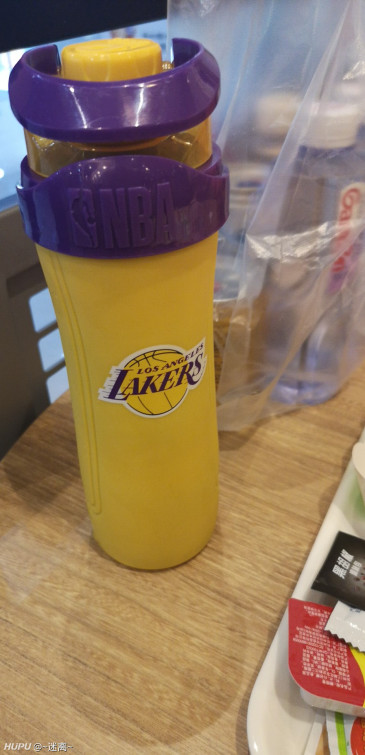 华莱士送nba水杯,是点哪个饮料呀