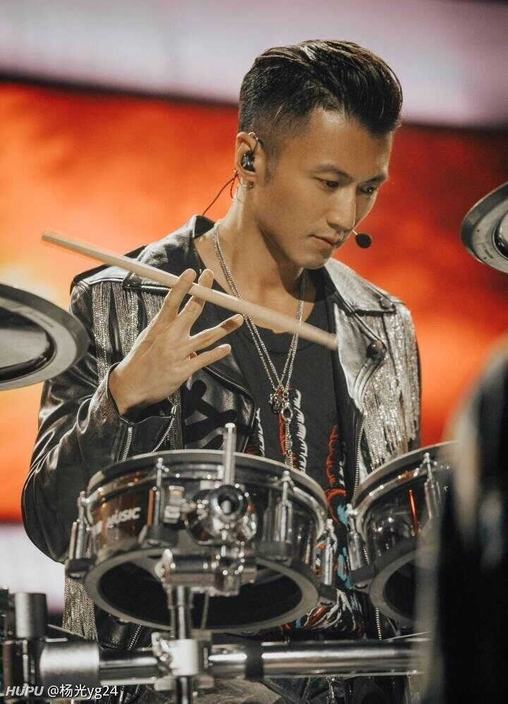 两代长发男神谢霆锋