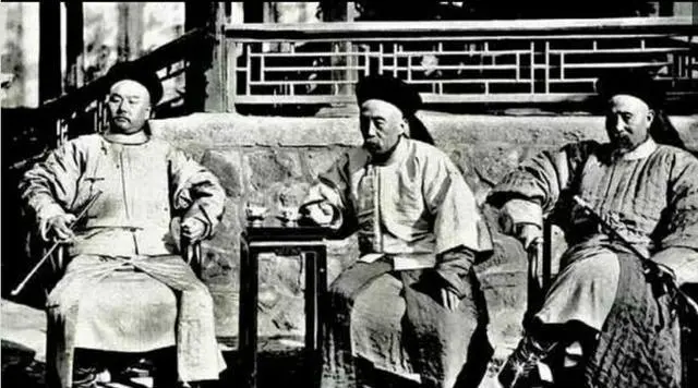 知道了 老百姓跟乞丐一样 官老爷士绅才能穿上的普通衣服 也是土了吧唧的