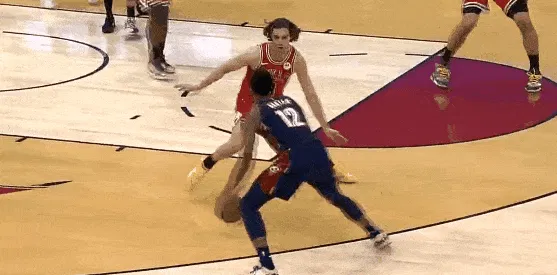 谈被哈登晃倒:那一下真给我晃懵了,不过脚踝没事