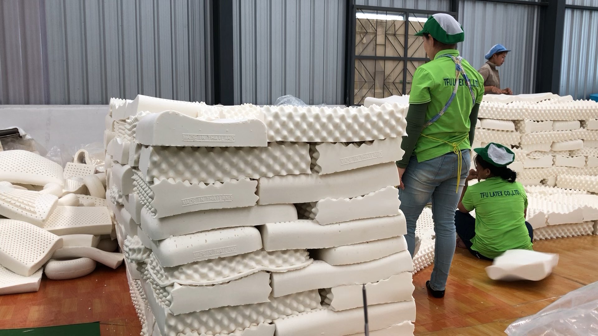 泰国工厂工人的工作效率天然乳胶枕工厂