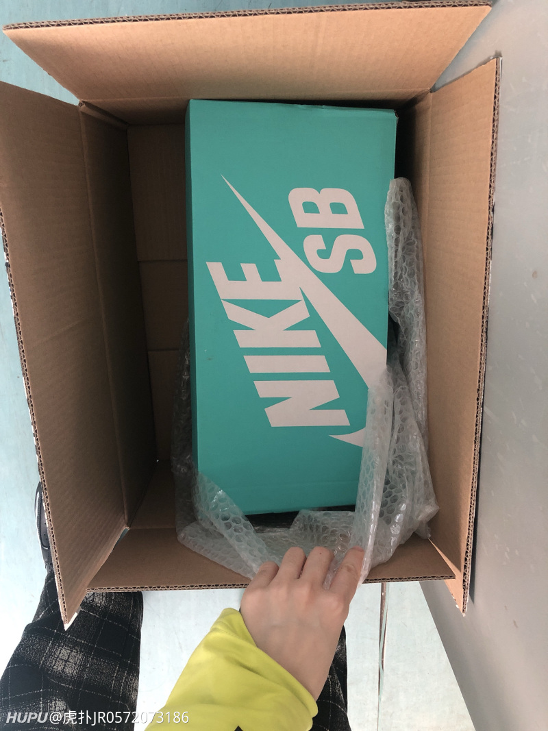 nike sb dunk 从毒上买的,人家的鞋盒都是正方形的,我鞋盒长这样真是