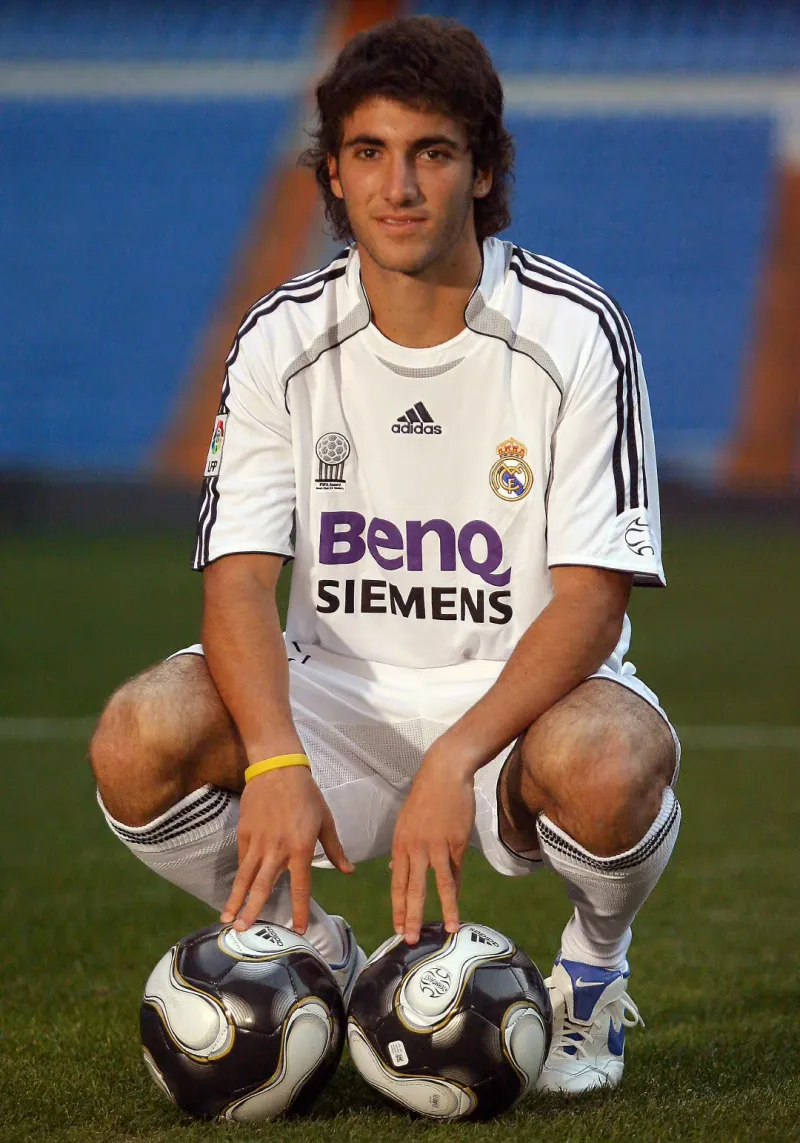 伊瓜因年轻时曾经在国家队选择方面可以有法国和阿根廷,伊瓜因选择了