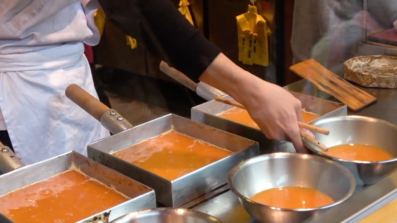 美食家日本筑地市场小吃街什么水平鸡蛋烧烤鱼生鱼片烤和牛嘶溜