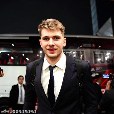 [流言板]穿上一身帅气西装!东契奇更新社媒晒头戴耳机宣传照