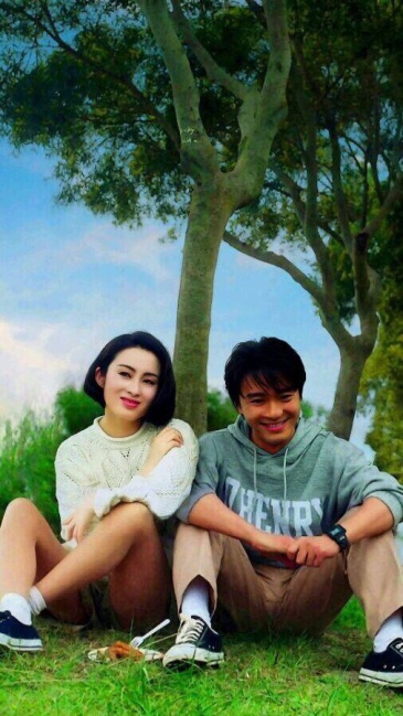 《逃学威龙》片场的合照,那一年,周星驰29岁,张敏23岁. zt