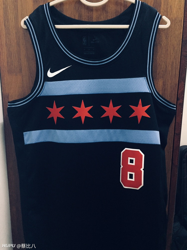 纪念第一件球衣 拉文黑红蓝城市版