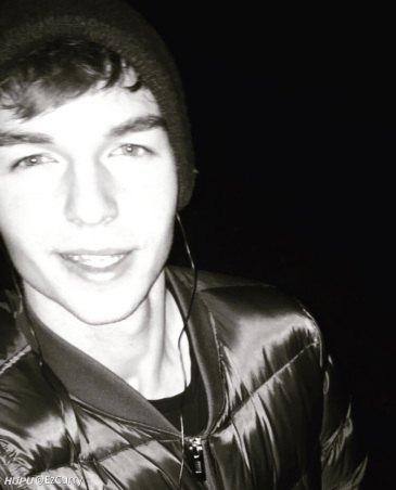 兄弟们 有dev1ce帅照吗 拿来当背景