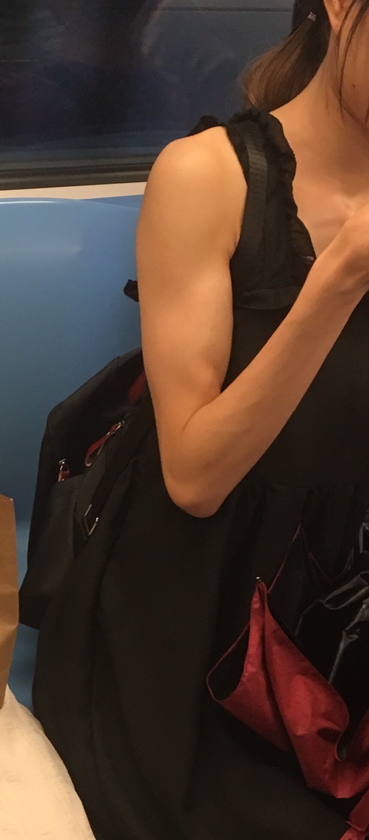 在地铁上看到这个女生的肱二头肌什么水平?
