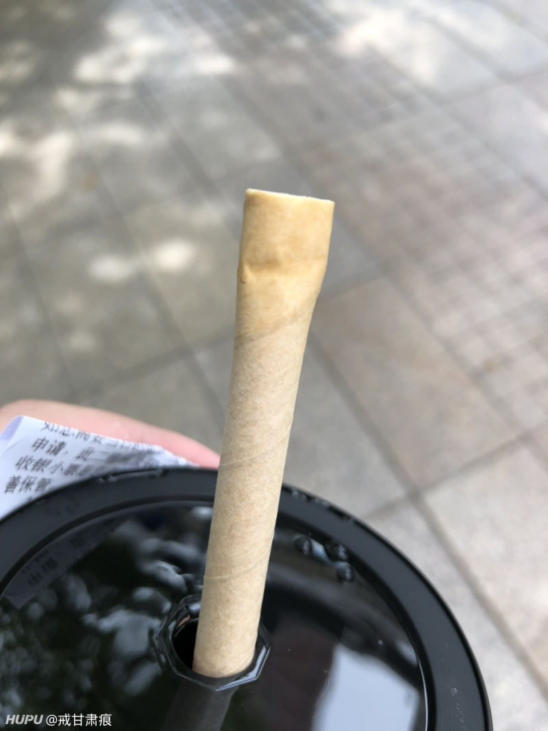 星巴克的纸吸管受不了