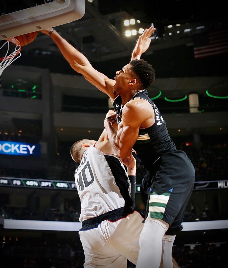 雄鹿专区看到的,字母哥的这个隔扣像极了当年的小斯隔扣的这个