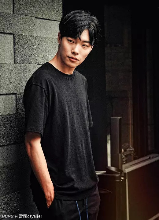 《请回答1988》中的柳俊烈的身材颜值,什么水平?