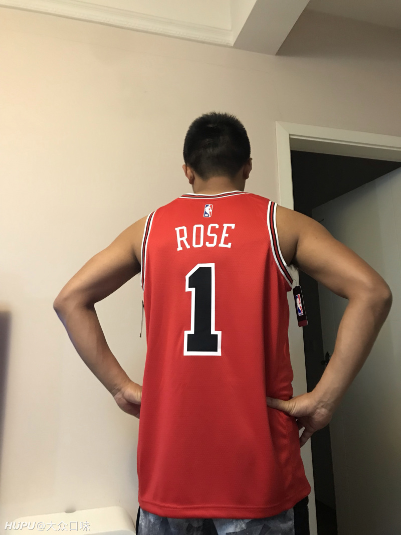 高中最爱的罗斯 全网找不到合适的怂罗球衣 便定制了一件 价格599 这