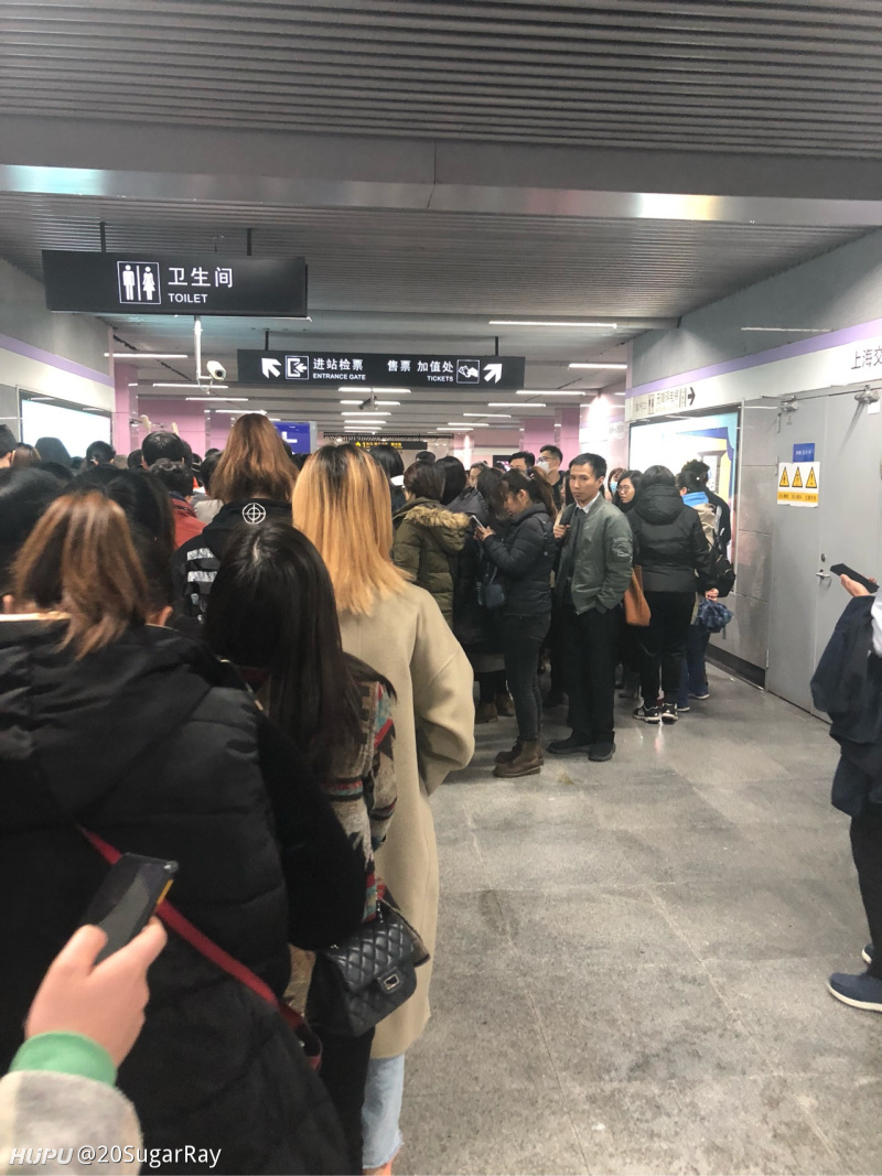 进地铁站,本来排的挺好的,就是有一帮人插队,然后插队的人越来越多了.