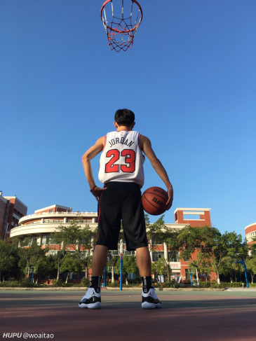 来了,去年摆拍一张