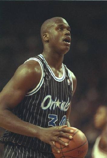 奥尼尔后期挂肉才超宽了,肩膀骨架宽度一般