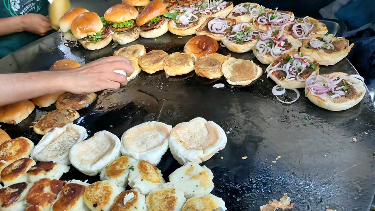 巴基斯坦街头小吃铁板鸡蛋小汉堡干净又卫生