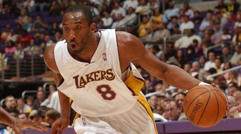 [经典回顾]05年科比对阵独行侠飙中左手三分,库班起立鼓掌